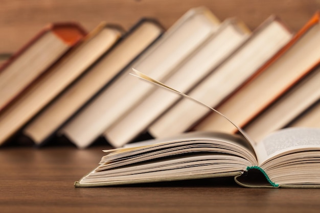 Livros antigos empilhados na mesa de madeira