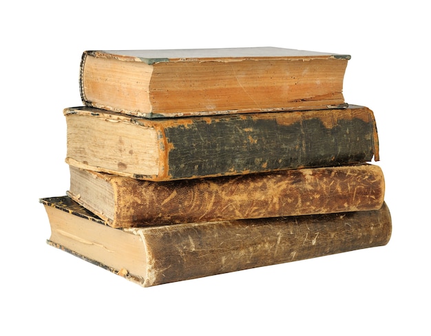 Livros antigos isolados em uma pilha isolada no espaço em branco