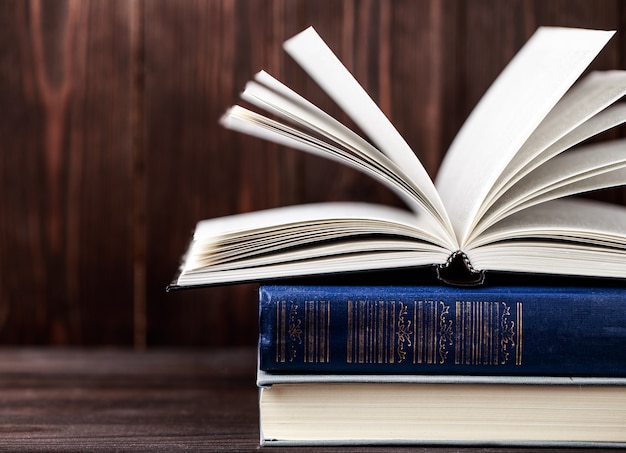 Livros antigos na mesa de madeira. A fonte de informação