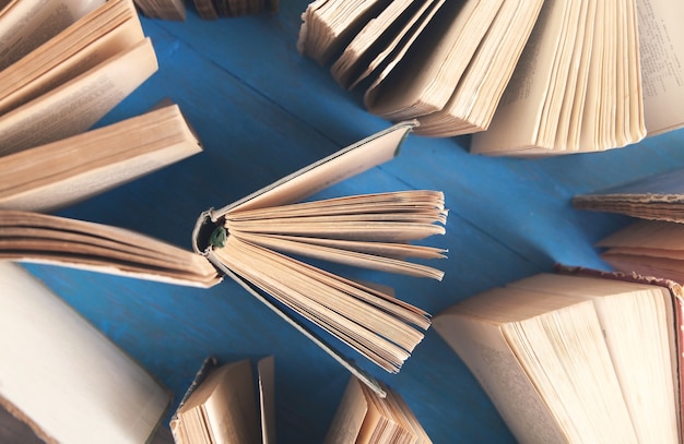 Livros antigos na mesa de madeira azul.