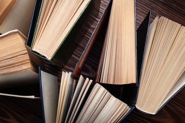 Livros antigos Pilha fechada de livros antigos abertos em um fundo escuro