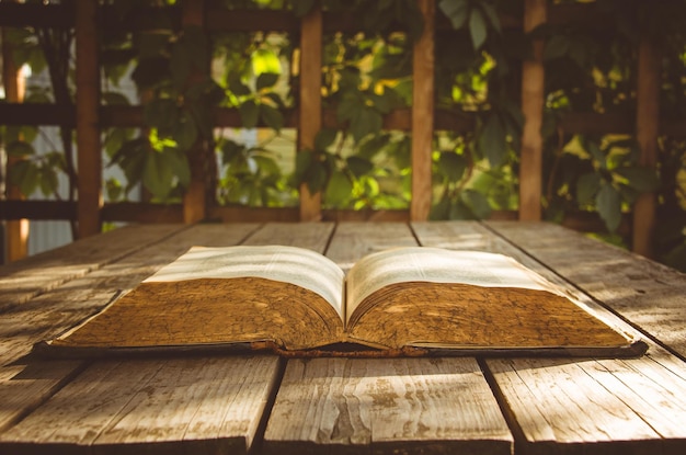 Livros antigos sobre uma mesa de madeira