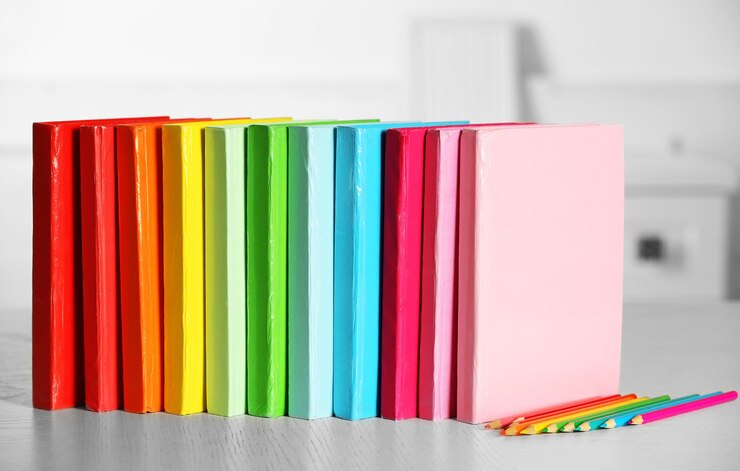 Foto livros coloridos e lápis na mesa no quarto