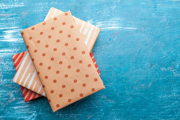 Livros de bolso em uma mesa