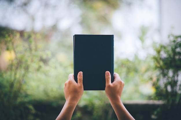 Foto livros de estudo e natureza.