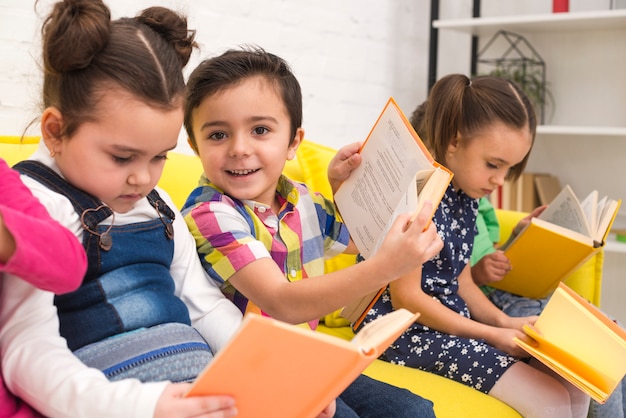 Foto livros de leitura de grupo de crianças