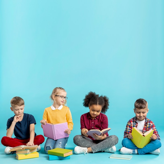 Foto livros de leitura para crianças pequenas