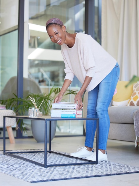 Livros de mulheres negras e retrato de estudante na sala de estar pegam livro ou guia de inicialização de negócios para leitura Aprendendo educação e mulheres da Nigéria com livro didático na mesa em casa para estudar