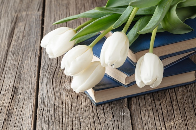 Livros e flores na mesa de madeira