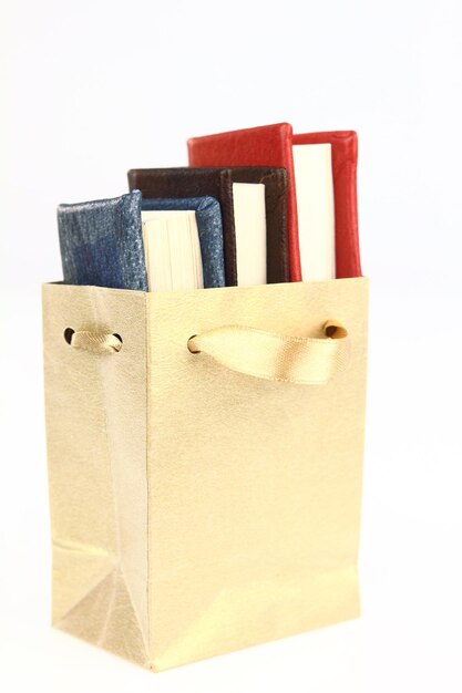 Livros em um saco de papel