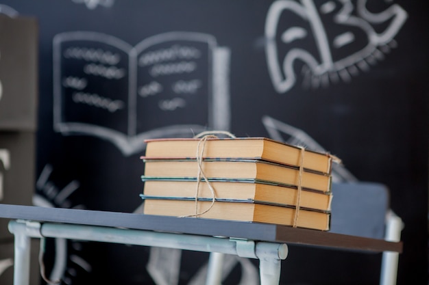 Livros escolares na mesa da escola