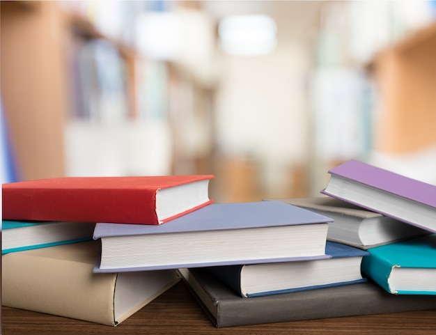 Livros no fundo da mesa, close-up