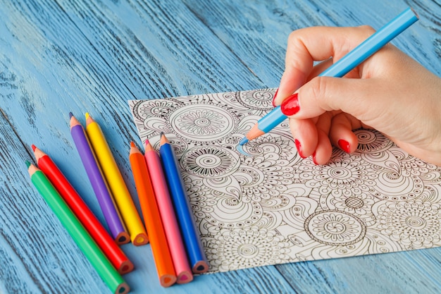 Foto livros para colorir adultos lápis de cor tendência anti-stress