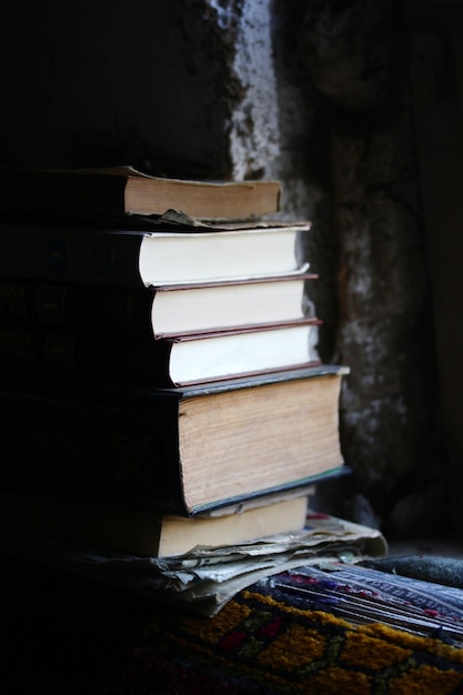 Livros velhos e novos dentro da sala