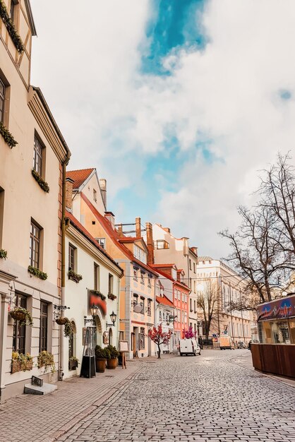 Livu-Platz in der Altstadt in Riga in Lettland im Winter weihnachtlich dekoriert.