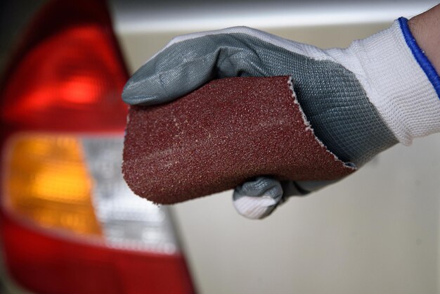 Lixa nas mãos de um homem no fundo de um carro