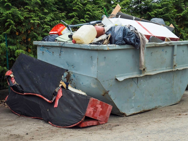 Lixeira carregada cheia de lixeira de entulho reciclar resíduos e lixo