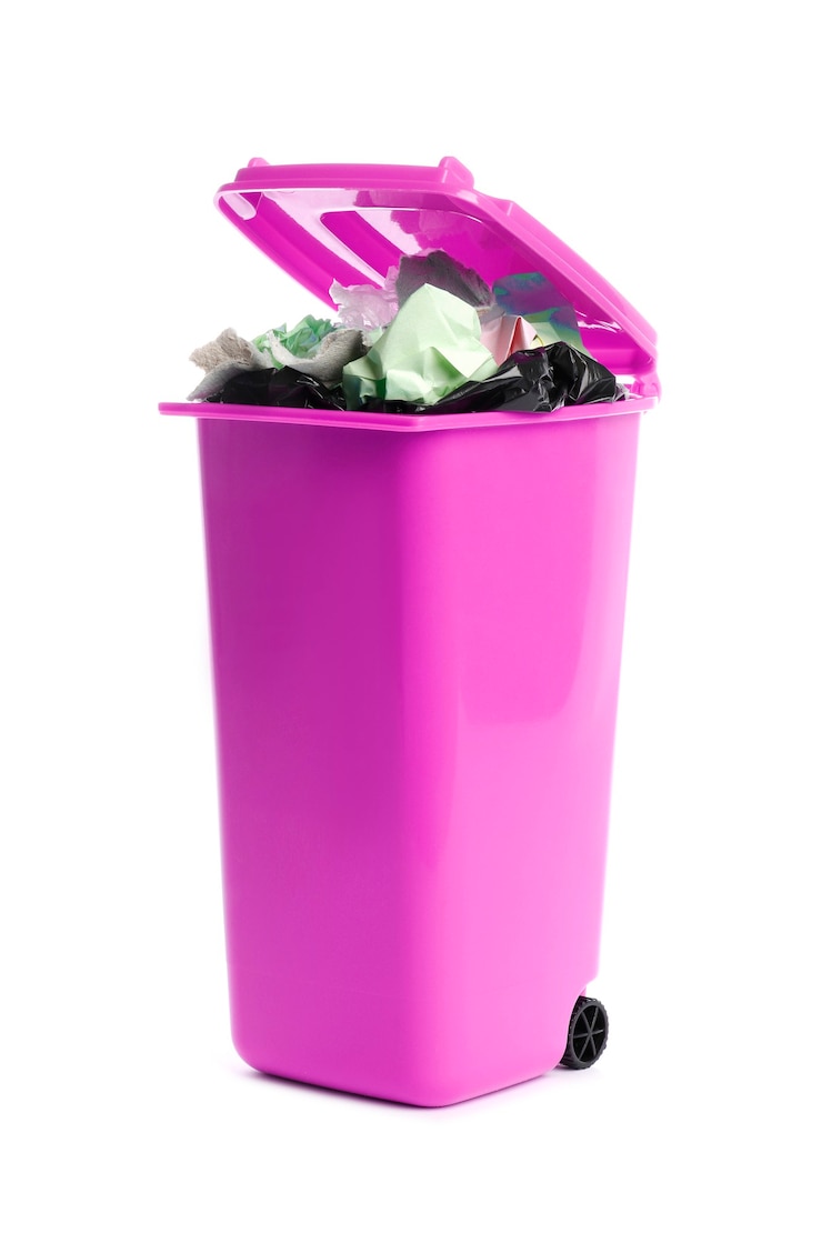 Foto lixeira com lixo em fundo branco. reciclagem de lixo