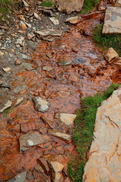 Foto lixiviación de mineral de hierro en el río glaslyn en gales