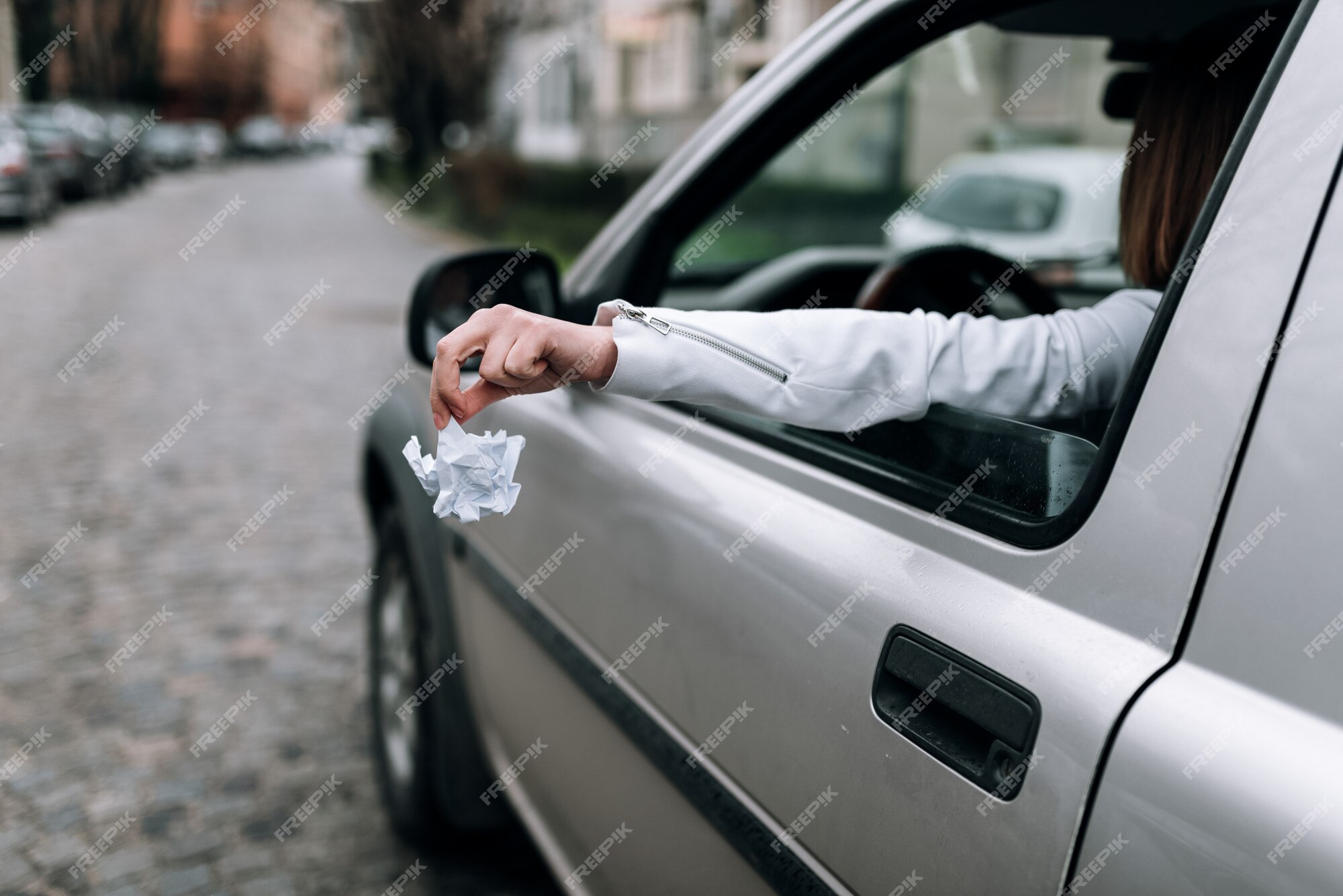 Duas Pessoas Jogam Cartas No Carro Cartas De Jogar No Banco Traseiro De Um  Carro Foto de Stock - Imagem de jogo, assento: 169356432