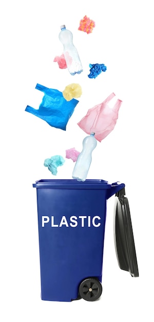 Foto lixo de plástico diferente caindo na lixeira gerenciamento de resíduos e reciclagem