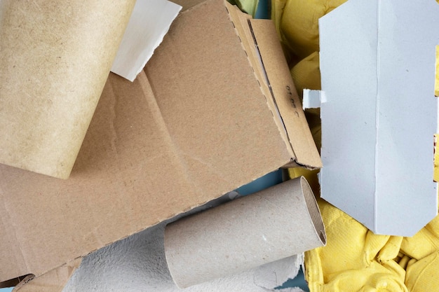 Lixo de reciclagem de papel Classificando embalagens de papel em casa Resíduos de papel para textura de fundo