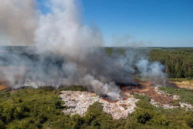 Foto lixo em chamas no verão