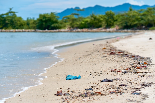 Lixo na praia deixada por veranistas