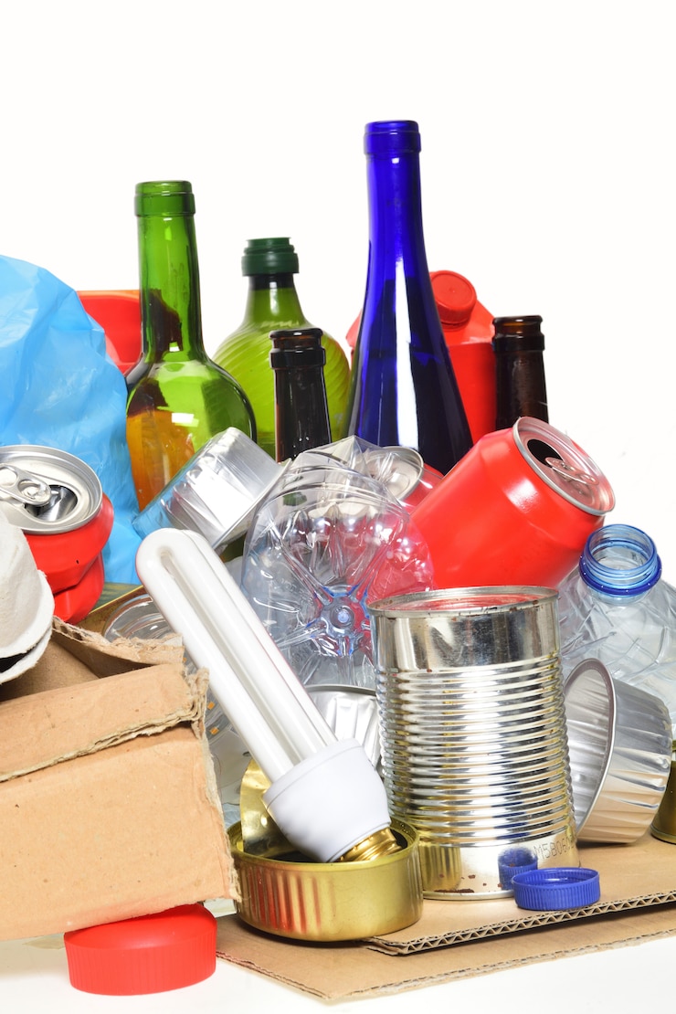 Foto lixo para reciclagem com garrafas de vidro, latas, garrafas plásticas e lâmpadas