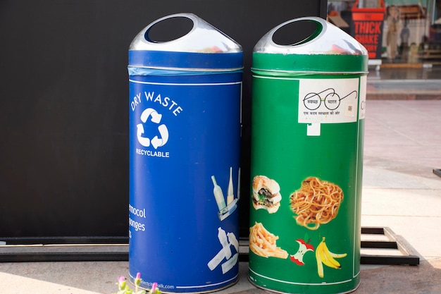 Lixo público para indianos e viajantes estrangeiros jogando lixo e resíduos recicláveis ao ar livre em 16 de março de 2019 em Nova Deli Índia