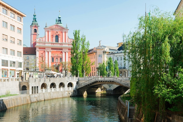 Ljubljana, Eslovenia - 29 de abril de 2018: Iglesia franciscana de la Anunciación y gente en la Plaza Preseren en Ljubljana en Eslovenia.