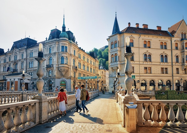 Ljubljana, Slowenien - 29. April 2018: Menschen auf der Dreifachbrücke in der Alten Straße im historischen Zentrum von Ljubljana, Slowenien