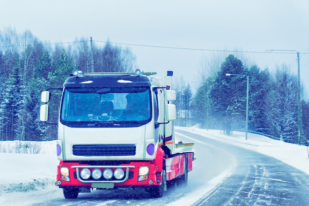 LKW an der Schneestraße im Winter Finnland von Lappland.