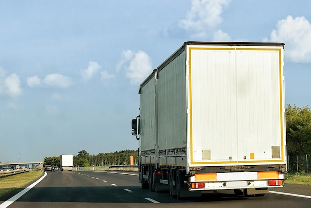 LKW auf der Fahrbahn, Polen