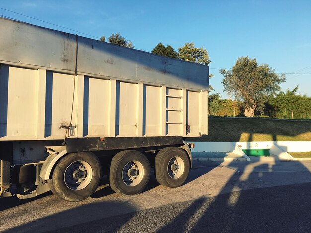 Foto lkw auf der straße gegen den himmel