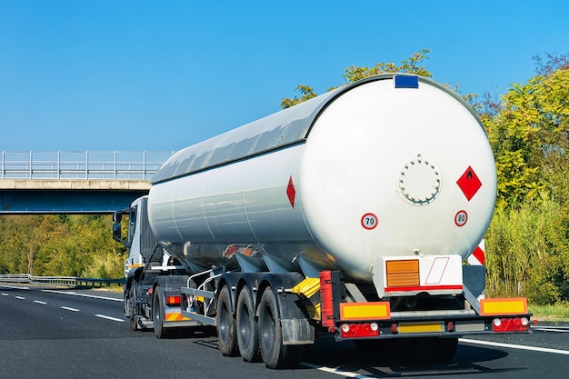 LKW auf der Straße in Italien. LKW-Transport, der einige Frachtladungen liefert.