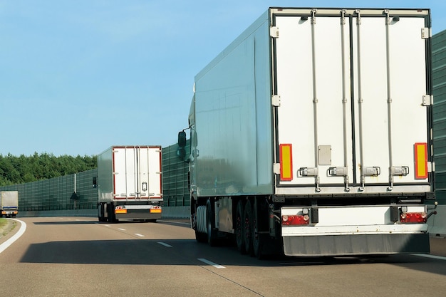 Foto lkw auf der straße polen