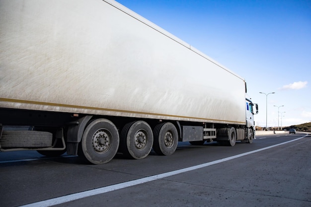 LKW auf der Straße