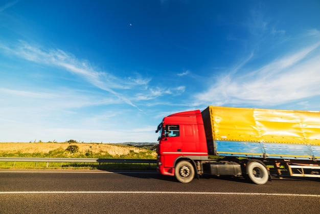 LKW auf der Straße