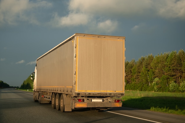 LKW auf der Straße