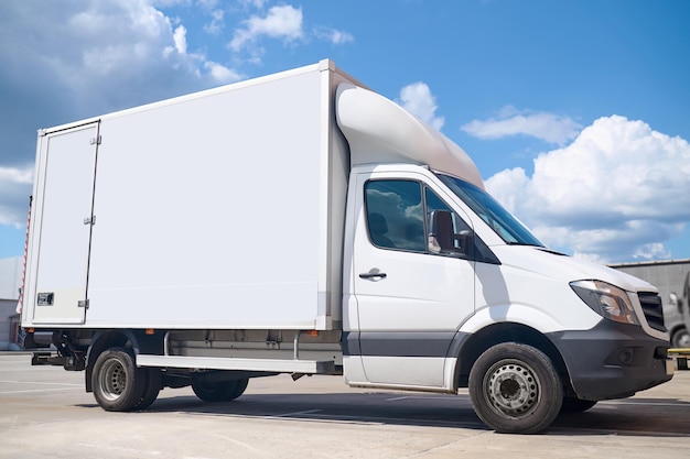 LKW auf einem offenen Parkplatz geparkt