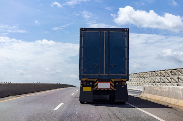 LKW auf Landstraße mit Behälter