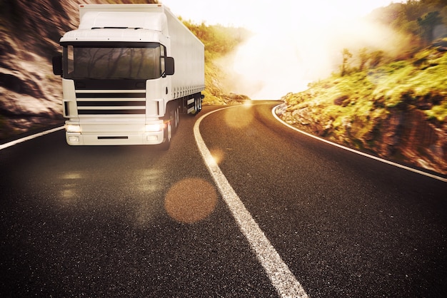 LKW auf Straße in einer natürlichen Landschaft