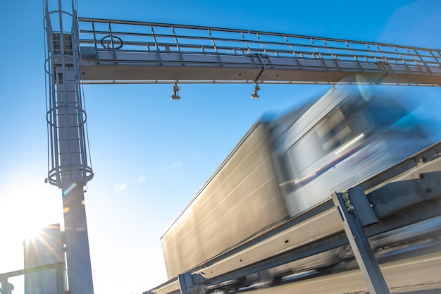 LKW, der durch eine Mautstelle auf einer Autobahnmautstraßen fährt