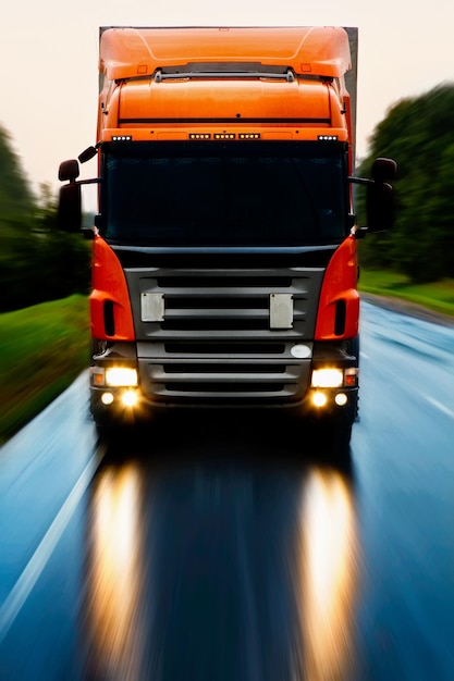 LKW fährt auf der Straße gegen den Himmel