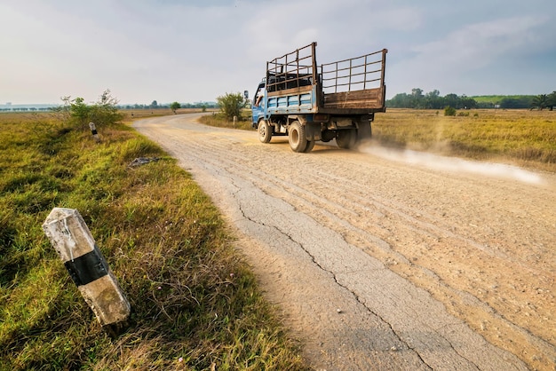 lkw fährt auf einer kaputten straße