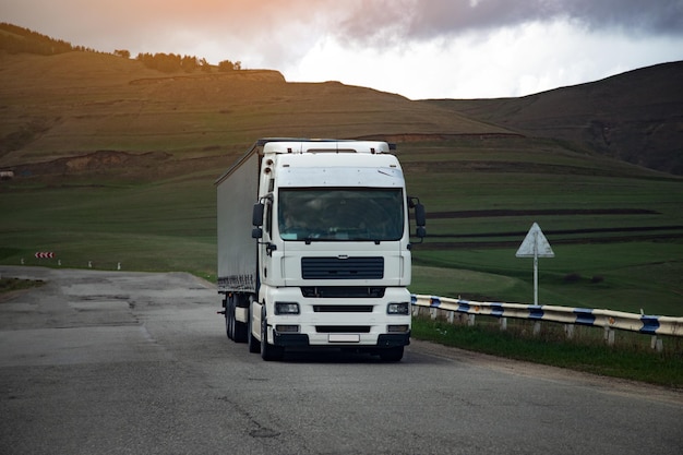 LKW fährt durch die Berge