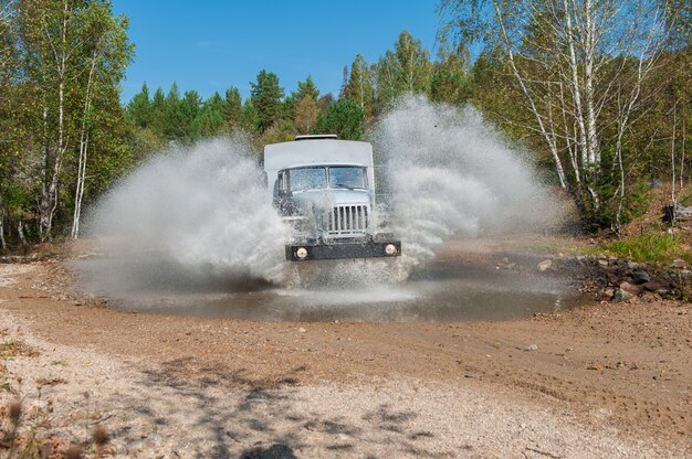 Lkw fährt durch eine pfütze