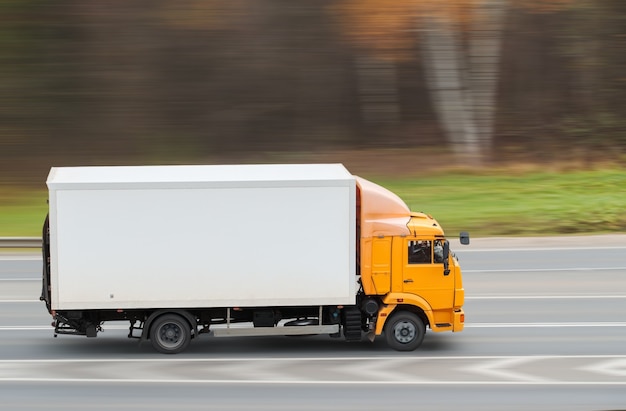 LKW-Fahren auf der Autobahn Draufsicht mittlerer Plan