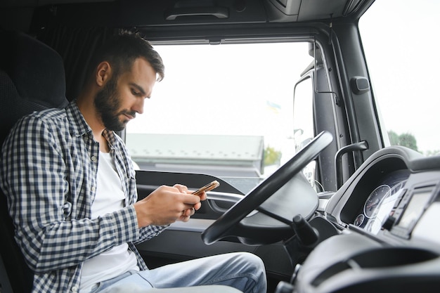 LKW-Fahrer sitzt im Führerhaus